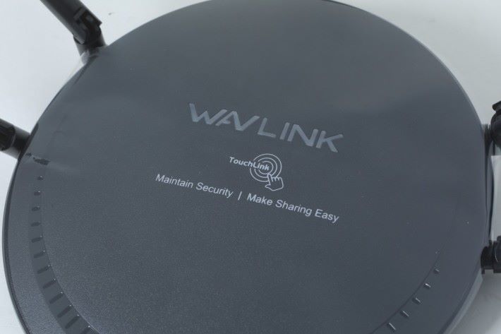 輕觸機面便能免密碼連接 Touchlink Guest Wi-Fi （圖為 WAVLINK Infinity 4 ）