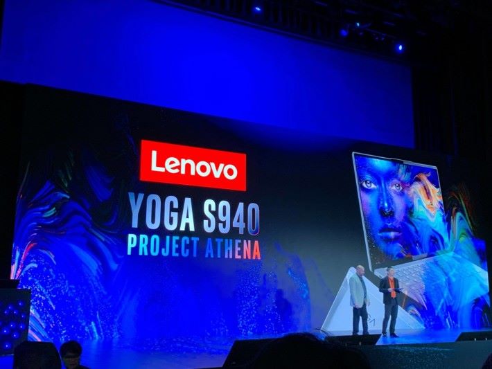 Intel 發表會展示的其中一款 Project Athena 筆電 Lenovo Yoga S940