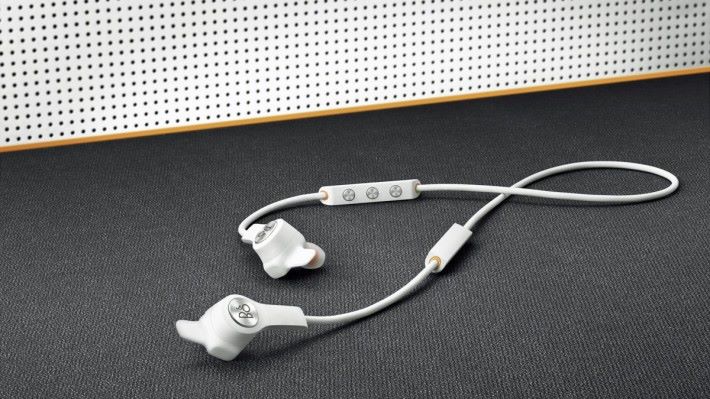 E6 Motion 採用全新的白色防噴濺橡膠耳機線