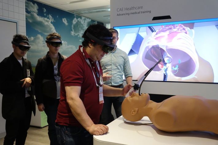 微軟跟加拿大 CAE 合作，利用 HoloLens 技術訓練醫生。