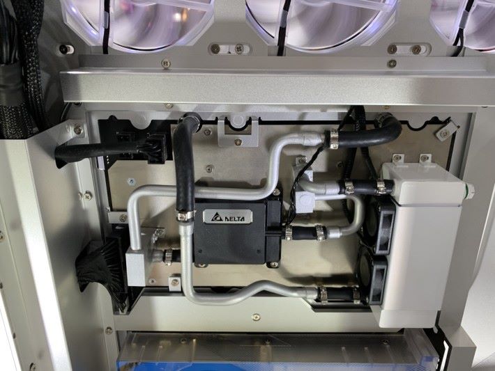 VRM 的水冷管藏在主機板後方。