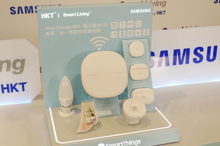 Samsung SmartThings Wifi 以中間的 Mesh Wi-Fi 路由器為中樞，與各種感應器連結建構智能家居環境。