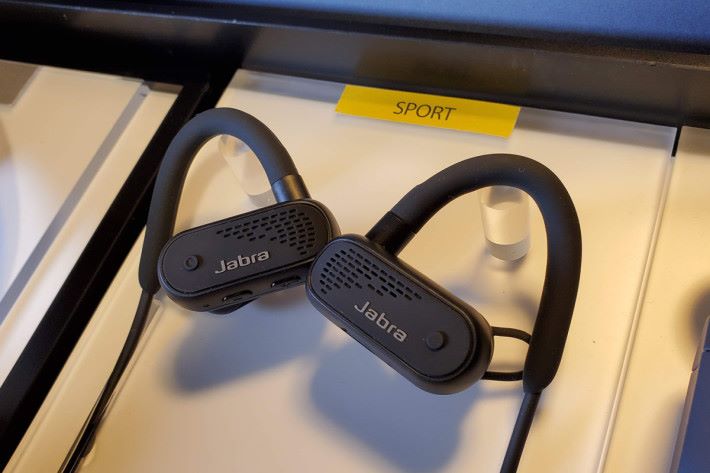 專為運動用戶而設的 Elite Active 45e，掛耳式設計確保耳機可貼合並適合長期配戴。