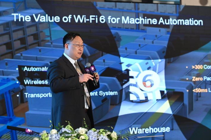 華為數據通信產品線園區網絡領域副總裁李興博士在大會上介紹 Wi-Fi 6。