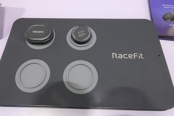 RaceFit 感應器如鈕扣般大，現有幾種設計，將來可望進一步縮減體積。同時，感應器完全防水，可採用無線充電較合適。