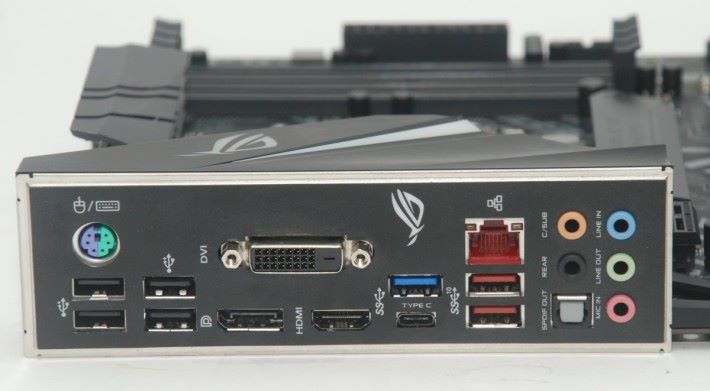 背板提供三種不同的顯示輸出及 USB Type-C。