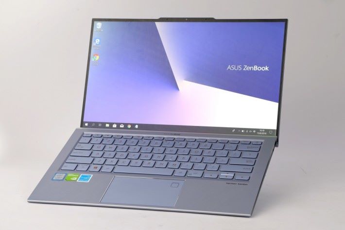ASUS ZenBook S13（UX392）的屏佔比高達 97%，四邊均採用超窄屏幕邊框。