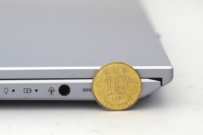 即使把橡膠底墊計算在內，ZenBook S13 最厚的位置仍比 $0.1 港幣的直徑纖薄。而 ASUS 所指的 12.9mm 是未把橡膠墊計算在內。