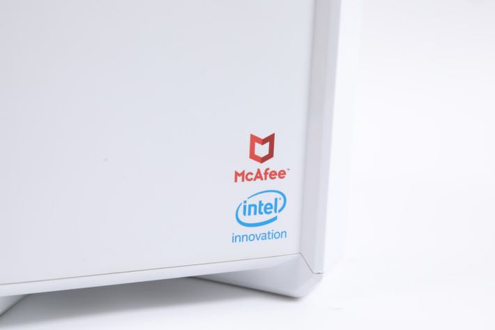 除了本身 D-Link 的標誌外，右下角亦標示了 McAfee 和 Intel 合作伙伴。
