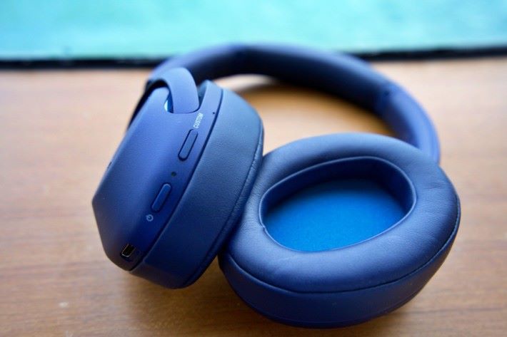 ．XB900 耳機使用了 Sony 近年流行的流線形設計，機殻採用防花塑膠物製造。