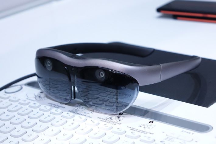 vivo AR 眼鏡具備 6DoF 空間追踪能力，連接 5G 智能手機，即可進行各式工作，並當作 110 吋大屏幕來觀看使用 5G 網絡傳送的串流節目。