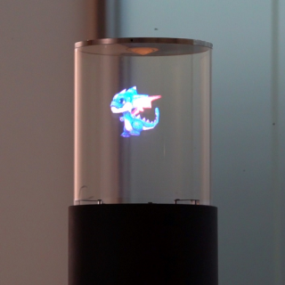 Sony 展出的 360 度透明圓筒型顯示器