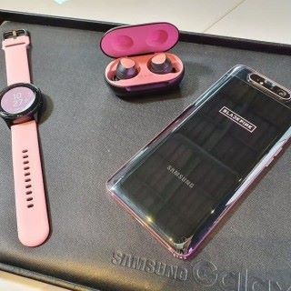BlackPink 特別版 Galaxy A80 以 Boxset 形式示人，內有以黑色加粉紅配搭的 Galaxy A80、Galaxy Watch Active 及 Galaxy Buds。
