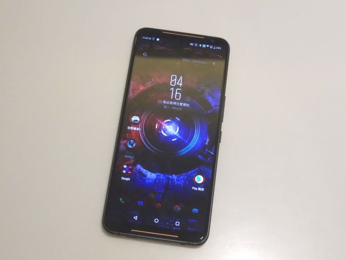 換上 6.59” 更大芒的 ROG Phone II，其屏幕比例為 19.5:9，打機更適合。
