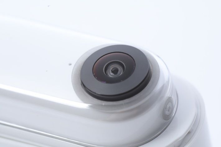 Insta360 GO 正面有一個 f/2.1鏡頭，圖中可見是稍為凸起外露，頂部灰色點為收音咪。