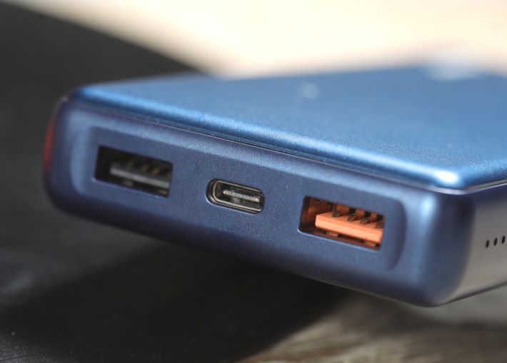 大部分便攜屏幕皆以 USB Type-C 供電，需留意一下充電池是否有這端子。