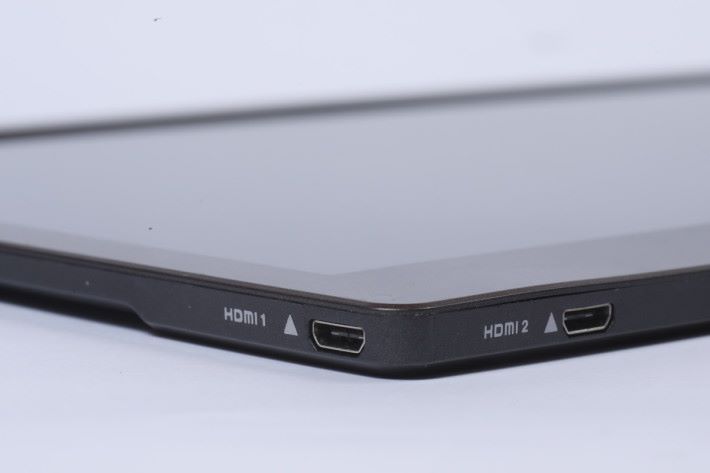 機身有兩個 mini-HDMI 端子，讓用家垂直或橫向模式時自由轉換。
