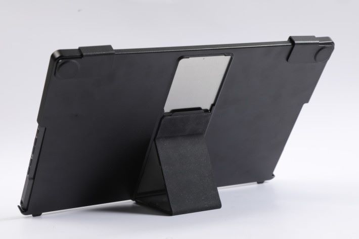 專用的保護殼除了在攜帶時避免屏幕刮損以外，也可當作立架使用。
