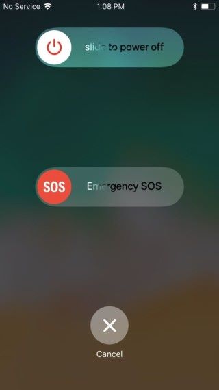 撥動畫面中的緊急求助 SOS ，手機就會自動撥打 112 並接駁至 999 緊急服務中心。