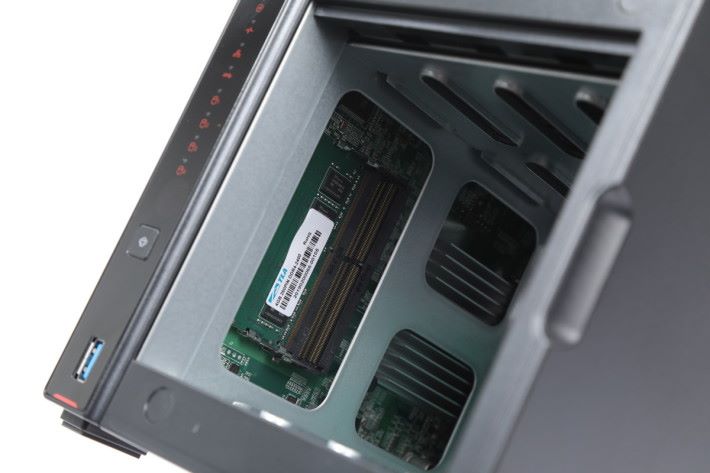 裝 RAM 無需把整個機殼拆開，只需拿出 HDD 槽便行。