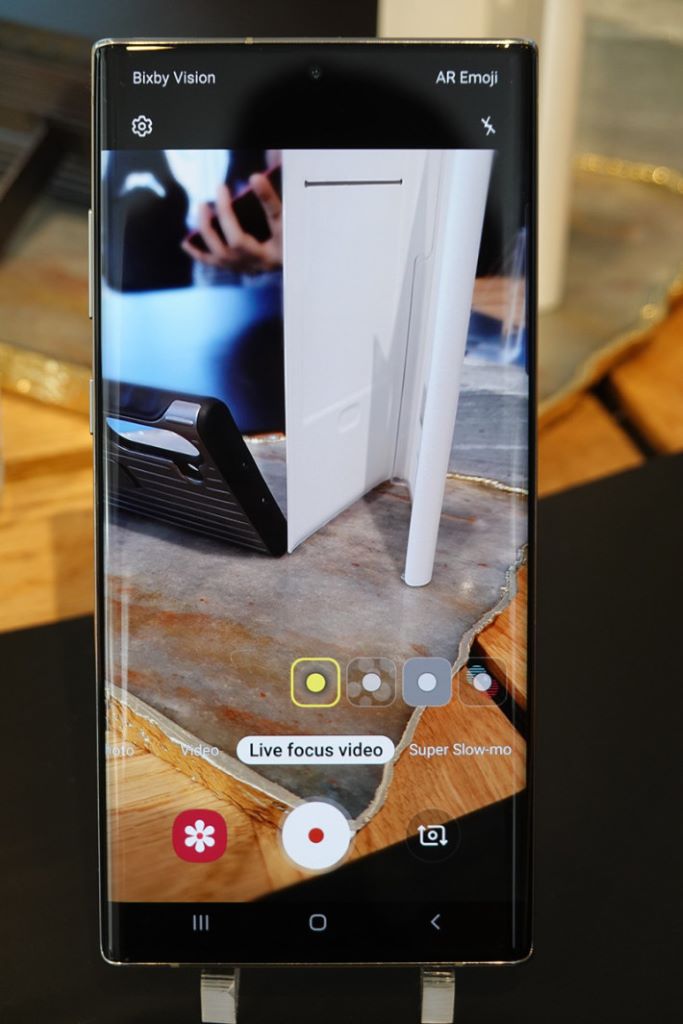 Galaxy Note 10 新增了 Live focus video 功能，令拍片時也可有大光圈效果。