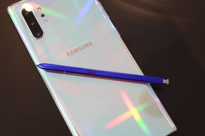 幻光版 Galaxy Note 10 配以藍色 S Pen，十分醒目。