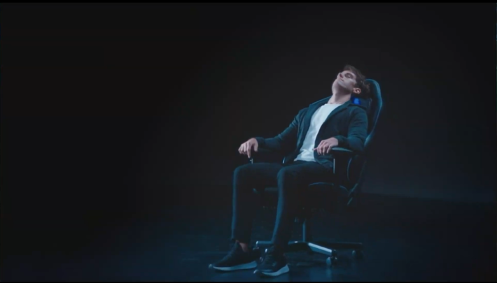 據發表會影片展示，似乎可將 Thronos Air 的椅子推出來成獨立按摩椅。