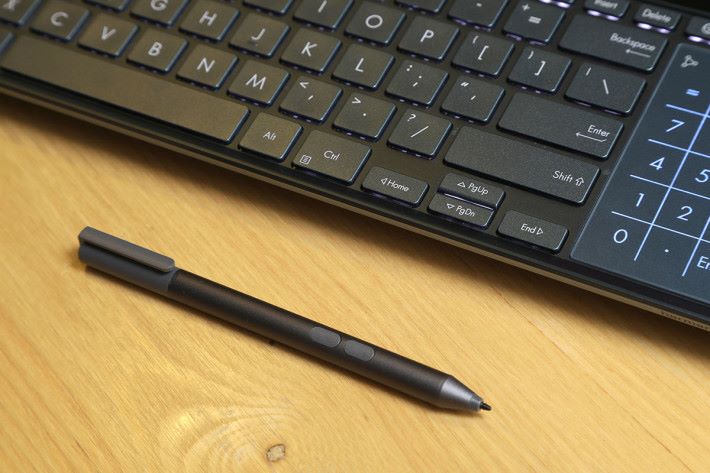 隨機附送的 ASUS Pen 讓用戶工作更加方便。