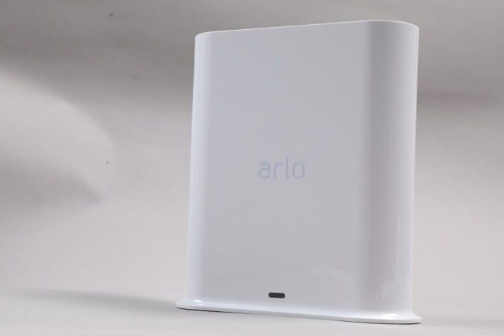 與歷代 Arlo Cam 一樣，需配合 SmartHub 使用，以提升電池續航力。