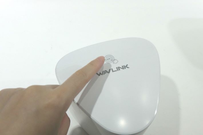 按主機或分機的頂部，便可解鎖 TouchLink Wi-Fi。不過 TouchLink 標誌是印在貼紙上，而非機身上，所以撕掉貼紙後要記得位置。
