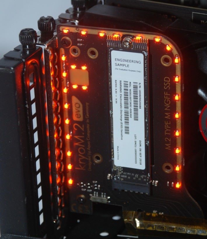 Western Digital 展出的 QLC ZNS NVMe SSD 開發組件。供數據商等開發以順序讀寫為主的平價儲存方案。