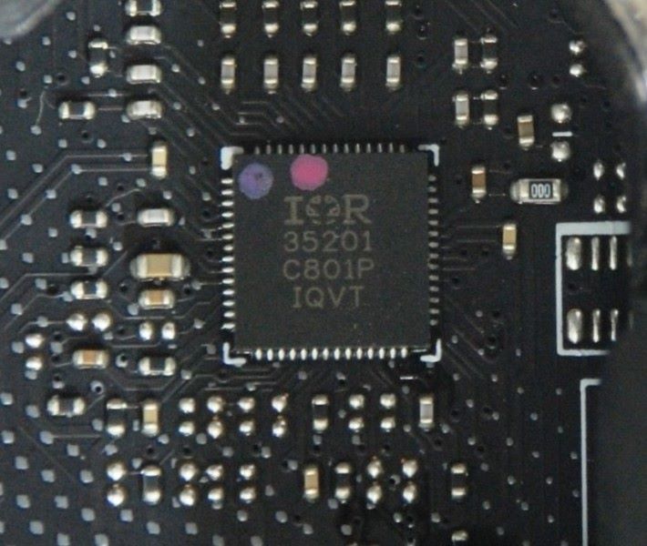 採用 Infineon IR35201 PWM 供電晶片。