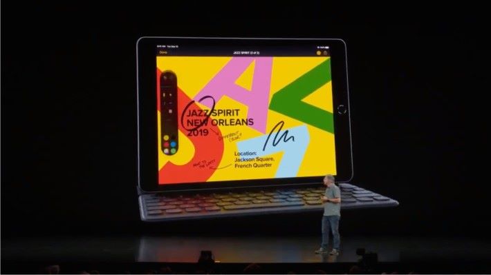 第 7 代 iPad 備有 Smart Connect ，支援智慧型鍵盤。
