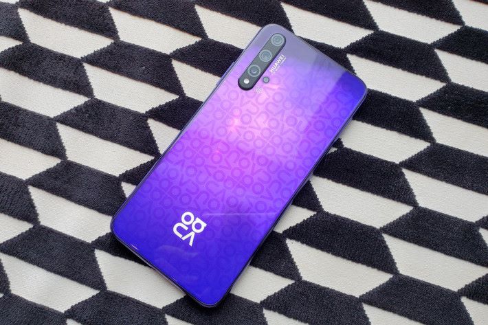 「仲夏紫」Midsummer Purple，顏色吸睛之餘，還加入了nova logo的暗紋，使機背更有玩味。