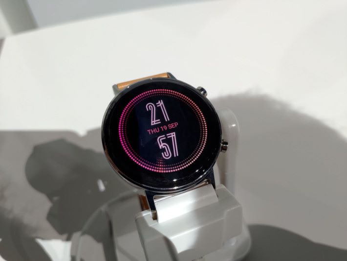 42mm 的 Watch GT 2 錶身只有 9.4mm 厚及 29g 重量，適合女生佩戴。