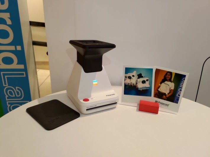Polaroid Lab 外形看似一個電子磅，其實頂部是承托手機，下方是放相紙匣。