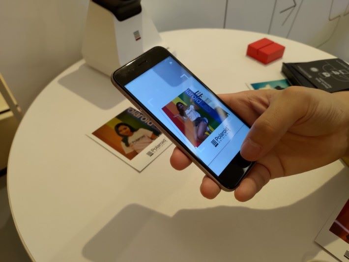 於另一部手機安裝《Polaroid Originals》app 並掃描相片。