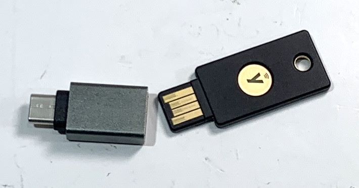 STEP 4. 如果你手上的 YubiKey 是 USB-A 介面但手機是 USB-C 或者 microUSB 的話，是可以使用轉接器的，不會對驗證有影響。