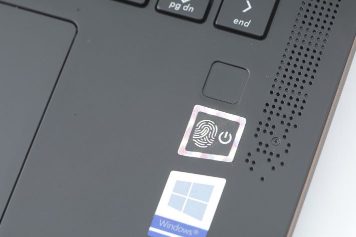 內置指紋感應器，可利用 Windows Hello 功能使用指紋登入系統。