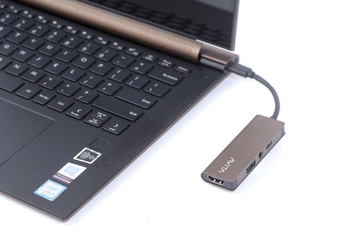 隨機附送一個小巧的 USB-C Adapter，帶來多一個 USB-A 規格的 USB 3.0 介面、一個3.5mm 插頭及一個 HDMI 輸出。