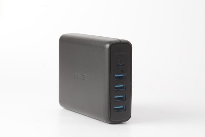 USB Type-C PD 充電最高提供 30W 輸出。