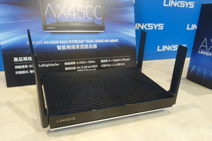 Linksys 旗下首款 Wi-Fi 6 AX 產品，提供最高 4,500Mbps（861Mbps+3603Mbps）傳送速度。