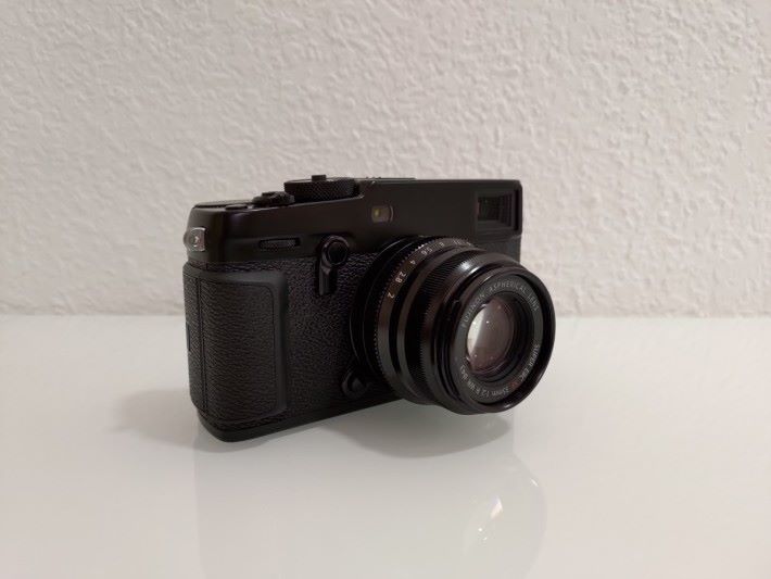 傳統相機造型的 X-Pro3 為全黑外觀，另有 Dura 版本則有黑、銀兩色可選。