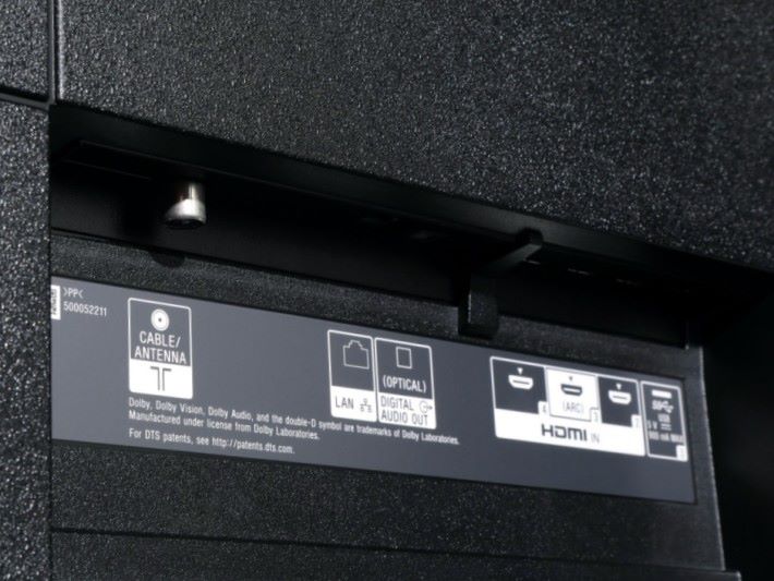A8G 比較簡單，沒有走線收納，但HDMI和電源線可從兩側機腳引到電視櫃後。