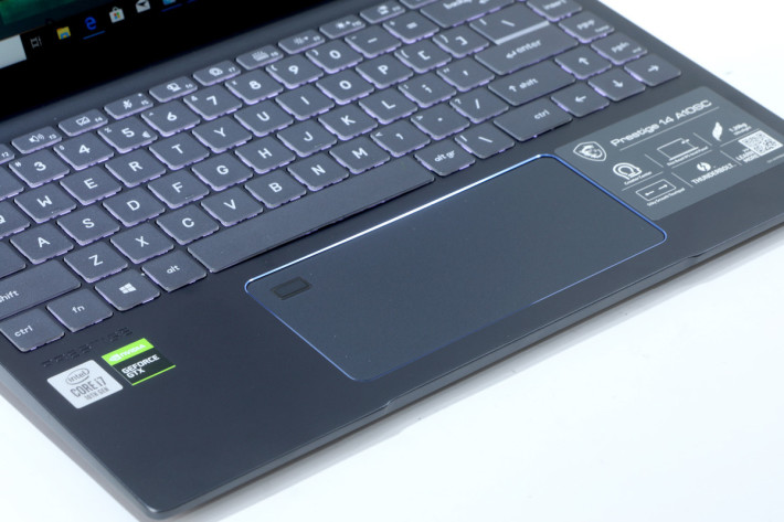 特大的 TouchPad 不單使用起來相當就手，左上角更加入指紋感應器，讓用戶可以更輕鬆、安全 的方式登入系統。