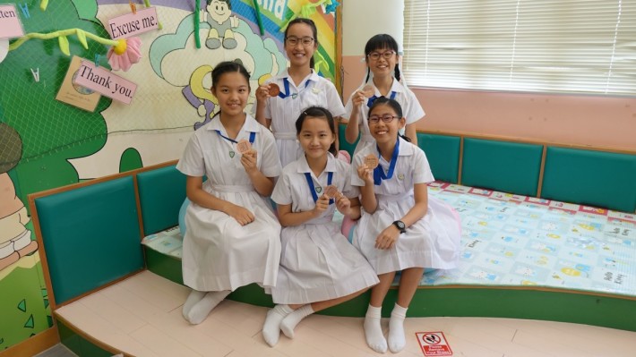 （後排左起）學生胡睿庭、黎奕琳、（前排左起）王嘉晞、黃敏和楊舒晴曾一起前往新加坡參賽，以小學生身份贏得中學組季軍。