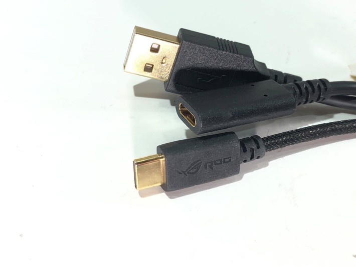 耳機以USB Type-C連接，附有Type-A轉插以連接多種設備