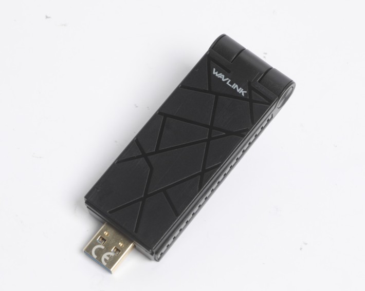 購買預設折疊模式，尺寸與一般 USB WiFi Adapter 無異。