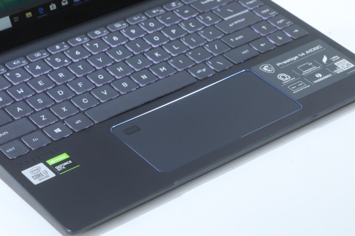 特大的 Touch Pad 不單使用起來相當就手，而 TouchPad左上角更加入指紋感應器，讓用戶可以更輕鬆更安全的方式登入系統。