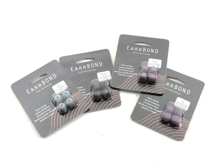 本地混合式耳膠品牌 EarrBOND 兩款耳塞，以醫用級矽膠做成子彈的形狀，導管隔層中有記憶棉材質包圍，隔音效果理想。